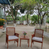Set bàn ghế nhà hàng cafe có tay gỗ ngoài trời 
